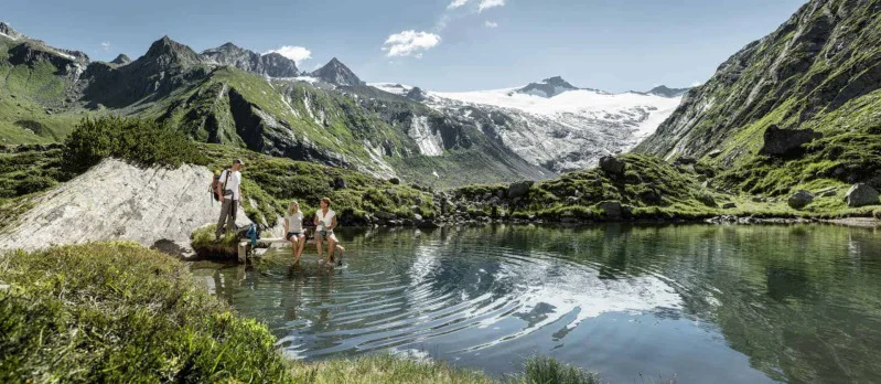 Bergsee mit Blick auf den Gletscher