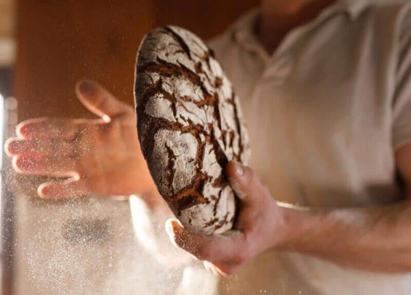 Brotbacken wird im Almwellness-Resort Tuffbad schon seit vielen Jahren angeboten.