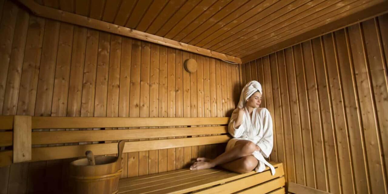 Die Muskulatur wird durch die Wärme in der Sauna nach dem Wintersport ideal unterstützt.