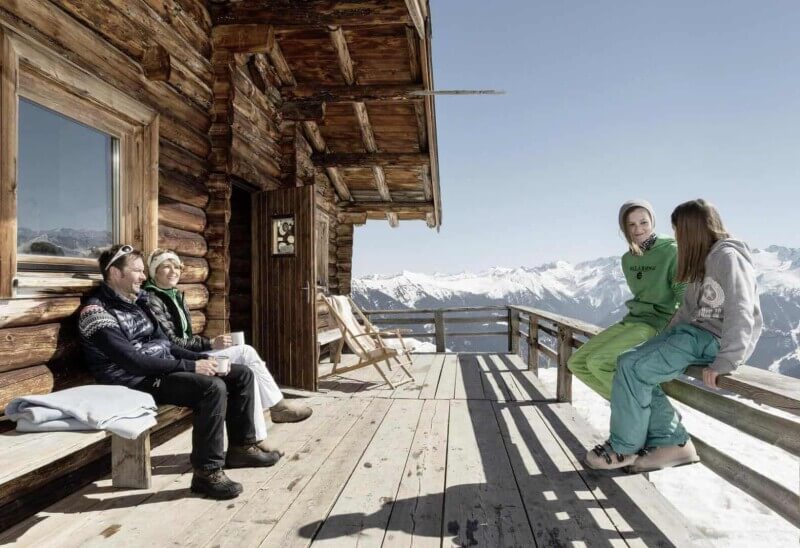 Vom Wellnesshotel im Salzburger Land geht es direkt auf die Skihütte in den Bergen.